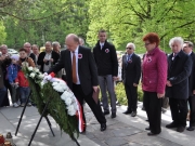 Wieniec, w imieniu społeczności polskiej, składa Michał Mackiewicz, prezes Związku Polaków na Litwie, poseł na Sejm Republiki Litewskiej.