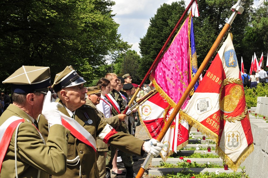 Pochylone sztandary nad mogiłami żołnierzy AK poległych w lipcu 1944 r. w walkach o polskie Wilno.