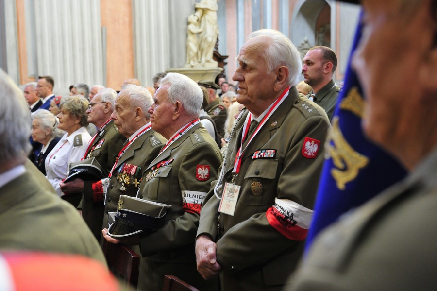 W pierwszych rzędach kombatanci zrzeszeni w Stowarzyszeniu Łagierników Żołnierzy Armii Krajowej.