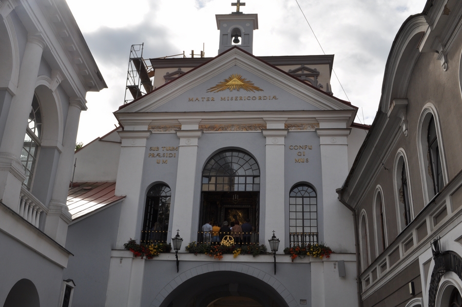 Ostra Brama jest jednym z najbardziej odwiedzanych przez polskich pielgrzymów miejsc kultu religijnego.