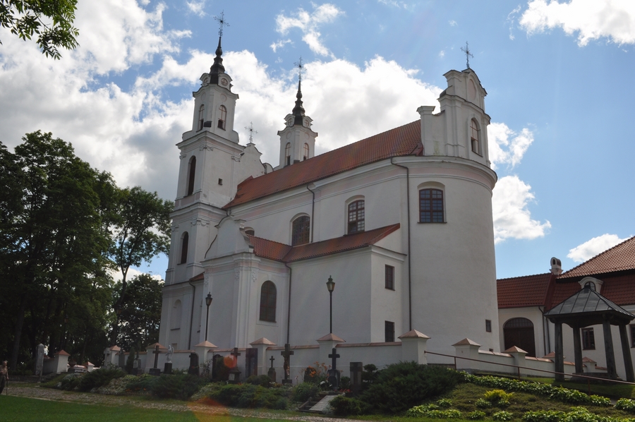 Tradycją jest pielgrzymowanie do Kalwarii Wileńskiej. Na zdjęciu kościół pw. Znalezienia Krzyża Świętego.