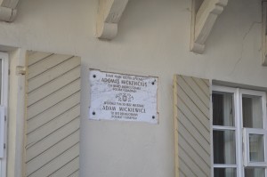 Zaułek Bernardyński. Jedno z kilku mieszkań okresu wileńskiego Adama Mickiewicza. Obecnie mieści się tu muzeum poety.
